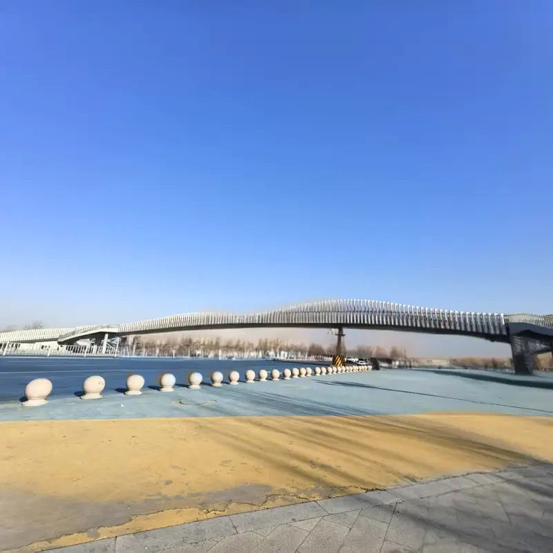 Por que as estruturas de aço são usadas para a ponte de pedestres?